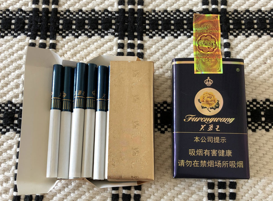 香烟的pink最贵 感觉这款芙蓉王比软华子味道好,烟也很漂亮 第2张