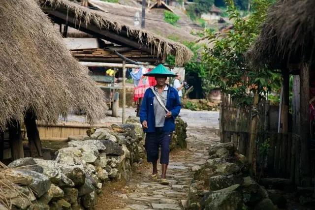 中国最后一个原始部落！村民住草屋抽烟斗 第5张